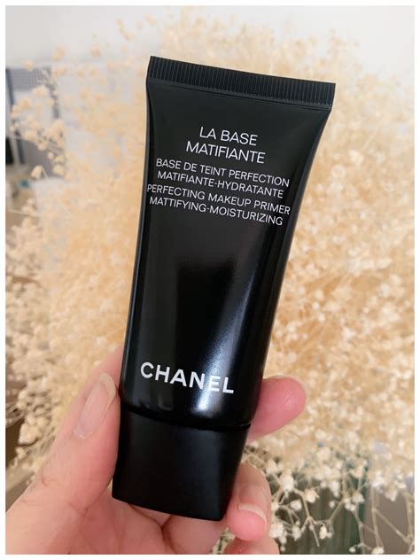 chanel matifiante perfecting primer.